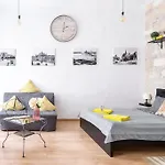Vintage Style Cozy Downtown Apartment.