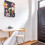 Vintage Style Cozy Downtown Apartment.