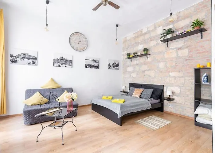 Vintage Style Cozy Downtown Apartment.