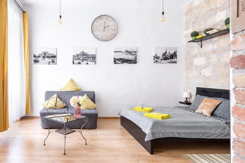 Apartment Vintage Style Cozy Downtown Apartment. *